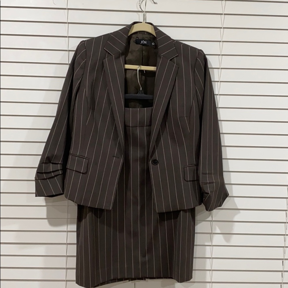 Skirt/jacket business attire set